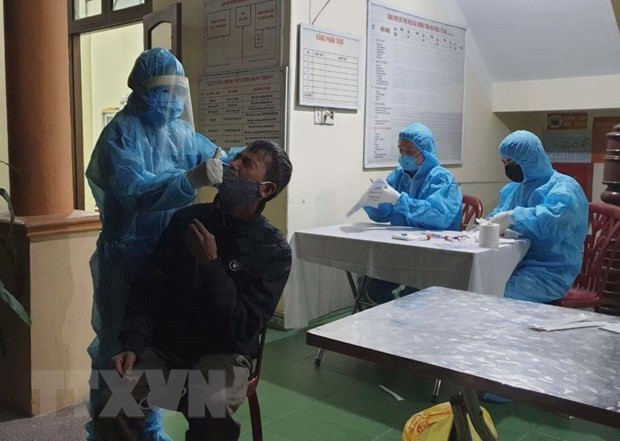 Lấy mẫu xét nghiệm SARS-CoV-2 tại thành phố Uông Bí. (Ảnh: TTXVN phát) Quảng Ninh: Hơn 10 ngày không có ca mắc COVID-19 trong cộng đồng ảnh 1