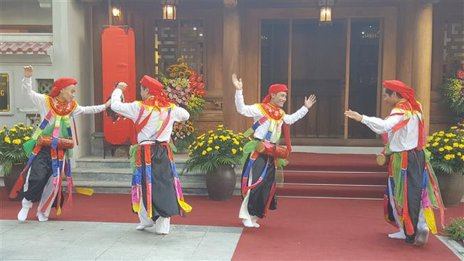 Biểu diễn điệu múa trống độc đáo "Con đĩ đánh bồng" tại hội làng Triều Khúc, huyện Thanh Trì (Hà Nội). (Ảnh: Đinh Thuận - TTXVN) Nghệ thuật truyền thống: Múa cổ Hà Nội trong dòng chảy hiện đại ảnh 1