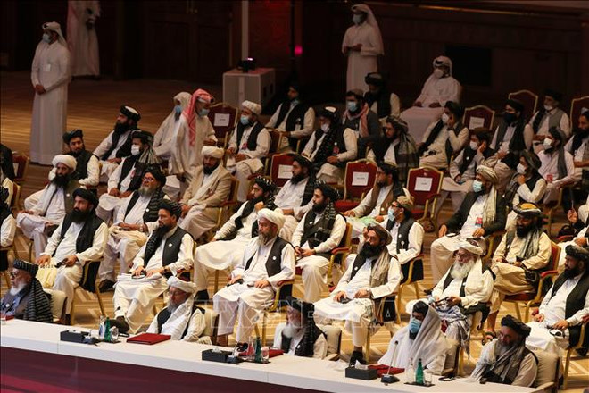 Các thành viên phái đoàn Taliban tại lễ khai mạc vòng đàm phán hòa bình với đại diện Chính phủ Afghanistan ở thủ đô Doha, Qatar ngày 12/9/2020. (Ảnh: AFP/TTXVN) Chính phủ Afghanistan và Taliban nối lại đàm phán hòa bình ở Qatar ảnh 1