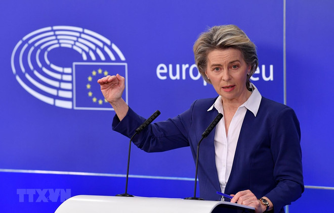 Chủ tịch EC Ursula von der Leyen phát biểu tại cuộc họp báo. (Ảnh: AFP/TTXVN) EU kêu gọi các quy tắc thương mại đảm bảo thân thiện với môi trường ảnh 1