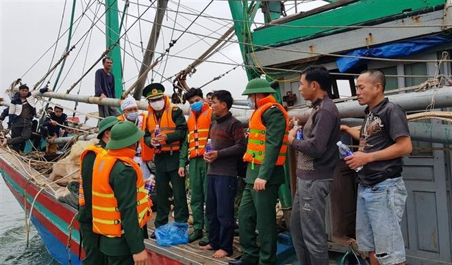 Hà Tĩnh: Cứu sống 8 thuyền viên trên tàu bị bốc cháy ảnh 1