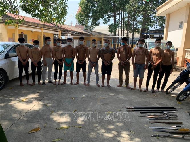 Các đối tượng trong đường đây bảo kê, đòi nợ thuê, trộm cắp tài sản bị bắt giữ.(Nguồn: TTXVN) Tây Ninh: Bắt nhóm đối tượng bảo kê, đòi nợ thuê liên tỉnh ảnh 1