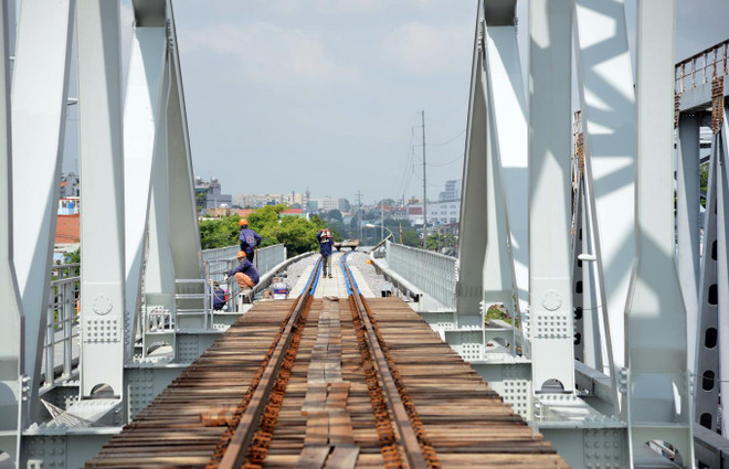Cầu đường sắt Bình Lợi mới nhằm thay thế cầu cũ có tuổi đời trên 100 năm. Cầu mới có động tĩnh không 7m (cầu cũ là 1,8m), giúp tàu thuyền di chuyển trên sông Sài Gòn thuận lợi hơn. (Ảnh: Tiến Lực/TTXVN) Dự kiến chạy thử tàu qua cầu đường sắt Bình Lợi mới trong tháng Chín ảnh 1