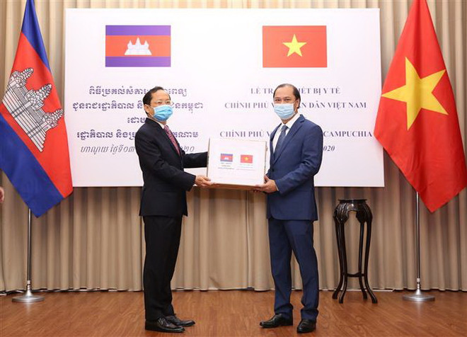 Việt Nam trao trang thiết bị y tế hỗ trợ Lào, Campuchia chống COVID-19 ảnh 2