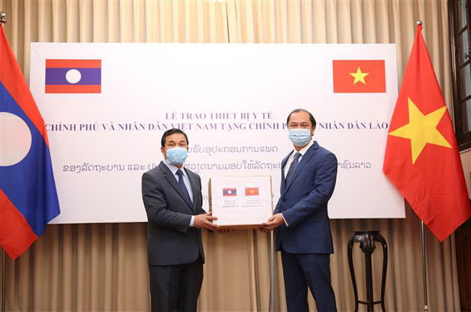 Việt Nam trao trang thiết bị y tế hỗ trợ Lào, Campuchia chống COVID-19 ảnh 1