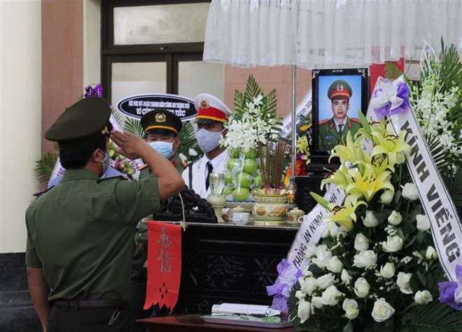 Thăng cấp bậc hàm đối với 2 cán bộ, chiến sỹ hy sinh ở Đà Nẵng ảnh 1