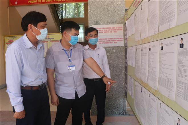 Không khí nghiêm túc tại các điểm bầu cử ở Nghệ An, Hà Tĩnh ảnh 2