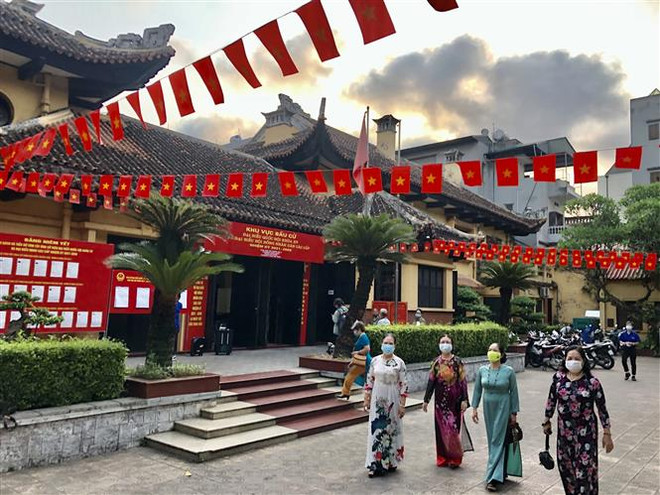 Cử tri đến tham gia bầu cử tại Khu vực bỏ phiếu số 2 phường Điện Biên, Ba Đình, Hà Nội. (Ảnh: Lâm Khánh/TTXVN) Thời tiết Ngày bầu cử: Bắc Bộ nắng nóng, Nam Bộ có mưa to cục bộ ảnh 1