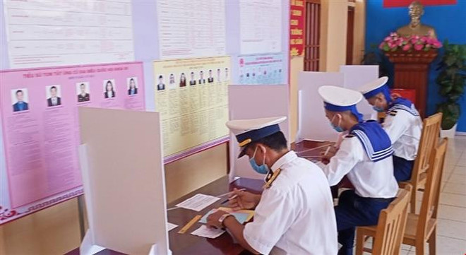Cán bộ chiến sỹ huyện đảo Bạch Long Vĩ ghi phiếu bầu cử đại biểu Quốc hội khóa XV và đại biểu Hội đồng nhân dân các cấp, nhiệm kỳ 2021-2026. (Ảnh: TTXVN phát) Thành phố Cảng Hải Phòng rộn ràng trong Ngày hội non sông ảnh 2