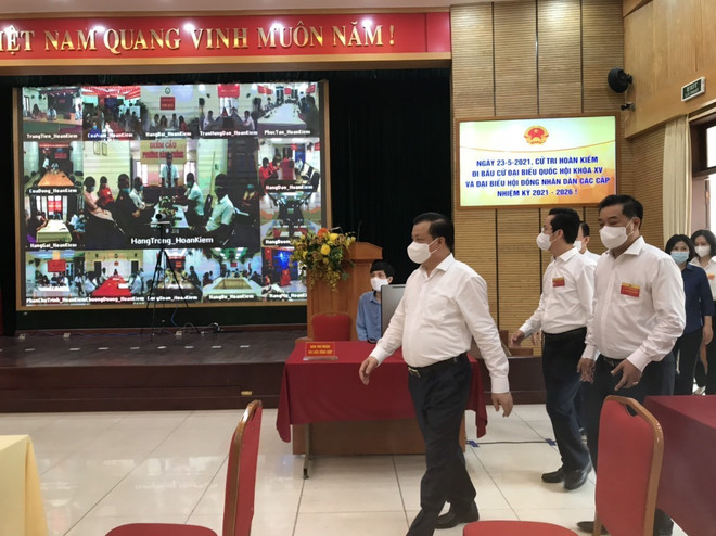 Bí thư Thành ủy Hà Nội kiểm tra công tác bầu cử tại các quận trung tâm ảnh 1