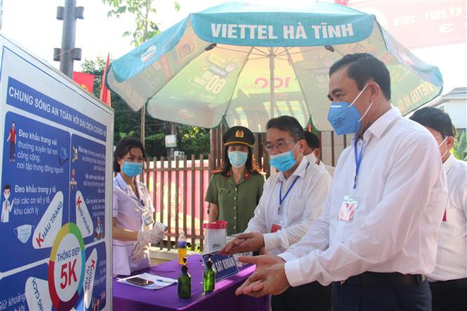 Không khí nghiêm túc tại các điểm bầu cử ở Nghệ An, Hà Tĩnh ảnh 1