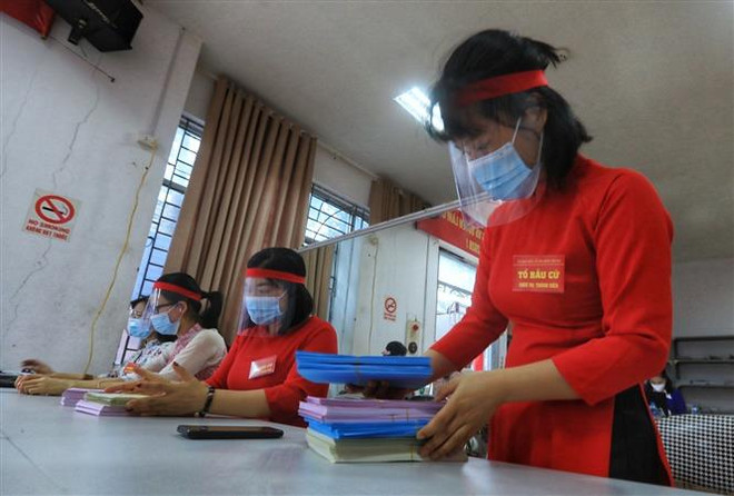 Chuẩn bị đón tiếp các cử tri đến bỏ phiếu. (Ảnh: Phan Tuấn Anh/TTXVN) Các địa phương đảm bảo an toàn bầu cử và phòng, chống dịch ảnh 2