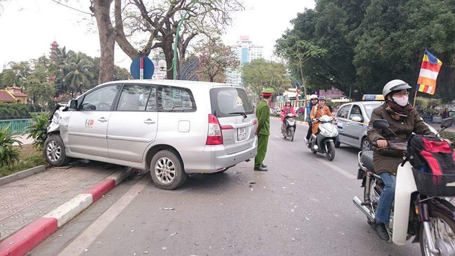 Hà Nội: Innova mất lái, lao qua dải phân cách tông thẳng Honda CRV ảnh 2