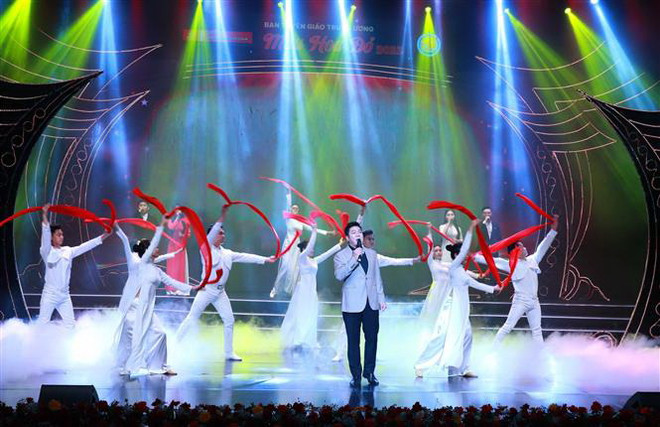 Tiết mục nghệ thuật biểu diễn trong chương trình. (Ảnh: Phương Hoa/TTXVN) Sâu lắng Chương trình Nghệ thuật đặc biệt 'Màu hoa đỏ' tại Hà Nội ảnh 2