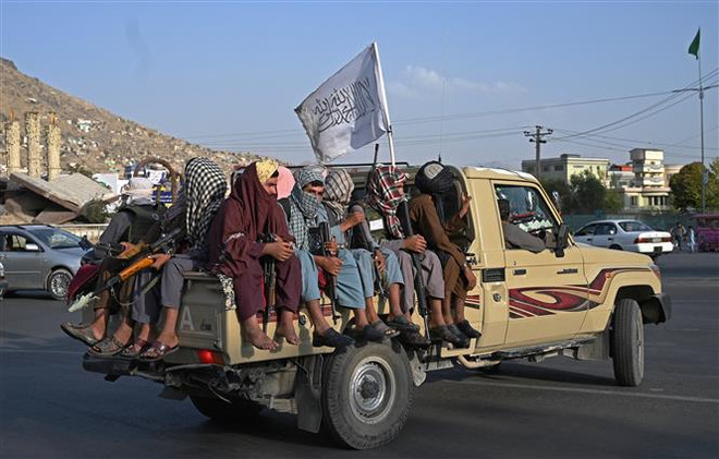 Các tay súng Taliban tuần tra trên đường phố ở Kabul, Afghanistan, ngày 23/8/2021. (Ảnh: AFP/TTXVN) Cơ hội mở rộng ảnh hưởng của Trung Quốc và Nga ở Afghanistan ảnh 1