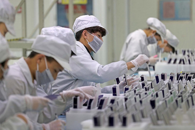 Công nhân một nhà máy ở Trung Quốc. (Nguồn: Qz) Ẩn ý sâu xa của việc Trung Quốc tăng cường giám sát các ngành nghề ảnh 1
