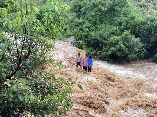 Gia Lai: Giải cứu kịp thời 3 cháu bé bị mắc kẹt giữa dòng nước lũ ảnh 1