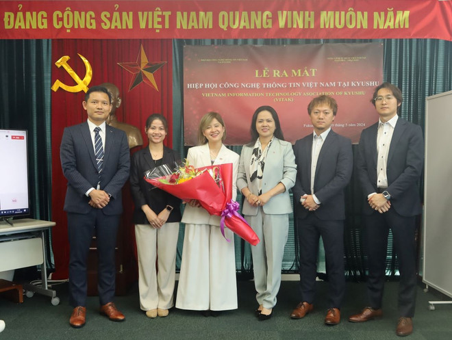 Tổng Lãnh sự Việt Nam tại Fukuoka Vũ Chi Mai (thứ ba, từ phải sang) chúc mừng Hiệp hội. (Ảnh: Phạm Tuân/TTXVN) ttxvn_hiep hoi cong nghe thong tin 2.jpg