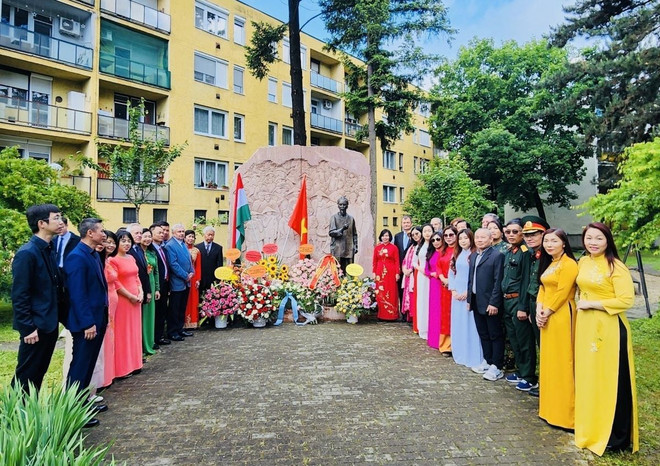 Các đại biểu chụp ảnh bên Tượng đài Bác Hồ ở thành phố Zalaegerszeg, Hungary. (Ảnh: TTXVN phát) ttxvn_tuong dai bac ho 2.jpg