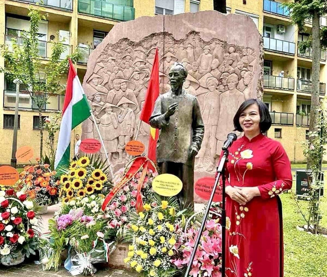 Đại sứ Việt Nam tại Hungary Nguyễn Thị Bích Thảo phát biểu tại lễ dâng hoa. (Ảnh: TTXVN phát) ttxvn_tuong dai bac ho 3.jpg