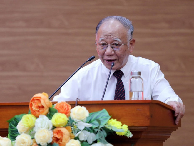 Giáo sư Hoàng Chí Bảo, chuyên gia cao cấp, nguyên Ủy viên Hội đồng Lý luận Trung ương thông tin chuyên đề 'Tư tưởng của Chủ tịch Hồ Chí Minh về cán bộ, công tác cán bộ và thực tiễn vận dụng hiện nay' tại Hội nghị. (Ảnh: TTXVN phát) ttxvn_dang uy khoi 2.jpg