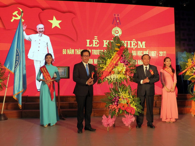 Chủ tịch Ủy ban Nhân dân tỉnh Thừa Thiên-Huế Nguyễn Văn Cao (bên phải) tặng hoa chúc mừng Trường Đại học Sư phạm Huế nhân kỷ niệm 60 năm thành lập. (Ảnh: Quốc Việt/TTXVN) Đại học Sư phạm Huế long trọng kỷ niệm 60 năm thành lập ảnh 1
