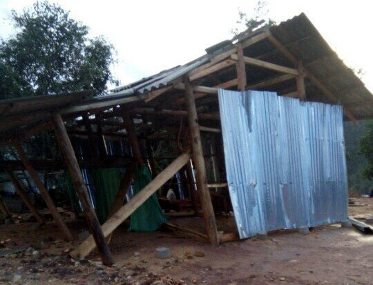 Mưa đá kèm lốc xoáy gây thiệt hại về nhà cửa, hoa màu ở Thanh Hóa ảnh 1