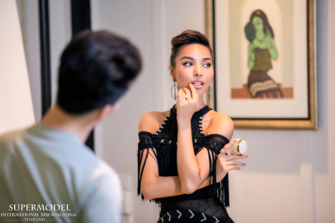 Khả Trang ‘khác biệt’ giữa dàn mẫu tại Super Model International ảnh 2