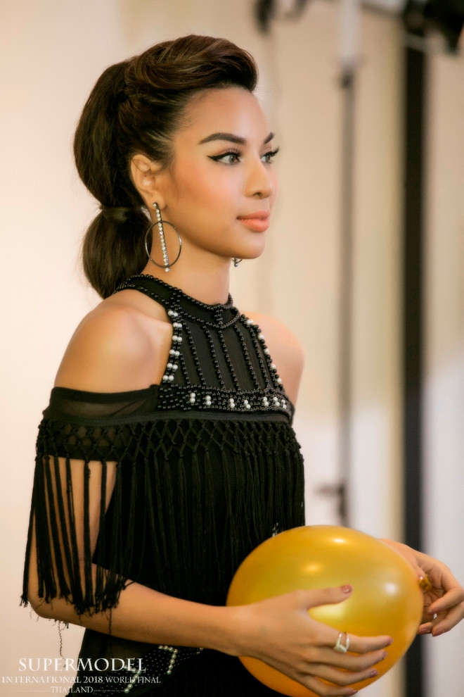 Khả Trang ‘khác biệt’ giữa dàn mẫu tại Super Model International ảnh 5