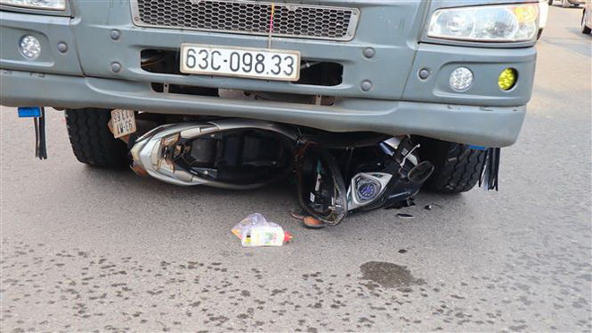 Bình Phước: Xe tải cuốn xe máy vào gầm, 2 mẹ con tử vong ảnh 1