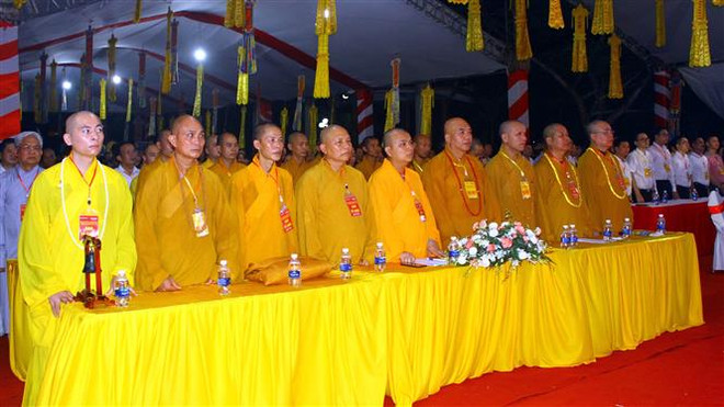 Các chư tôn đức và tăng, ni, phật tử cầu siêu cho anh linh các anh hùng, liệt sỹ tại Nghĩa trang Liệt sỹ Quốc tế Việt-Lào. (Ảnh: Tá Chuyên/TTXVN) Cầu siêu tưởng niệm các anh hùng liệt sỹ tại Nghĩa trang Việt-Lào ảnh 2