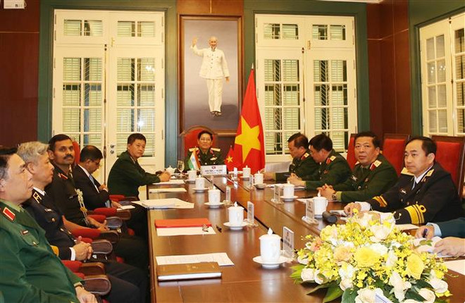 Quang cảnh điện đàm tại điểm cầu Hà Nội. (Ảnh: Hồng Pha/TTXVN phát) Bộ trưởng Ngô Xuân Lịch điện đàm với Bộ trưởng Quốc phòng Ấn Độ ảnh 1