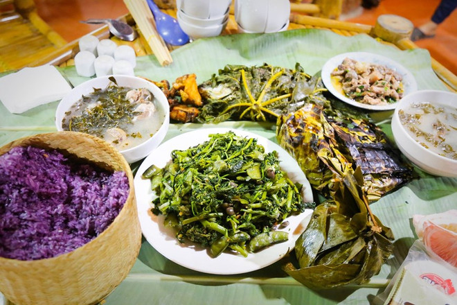 Mâm cỗ mang đậm bản sắc và hương vị của núi rừng Tây Bắc. (Ảnh: Vietnam+) Hội tụ nét tinh hoa của văn hóa ẩm thực Tây Bắc tại Hà Giang ảnh 1
