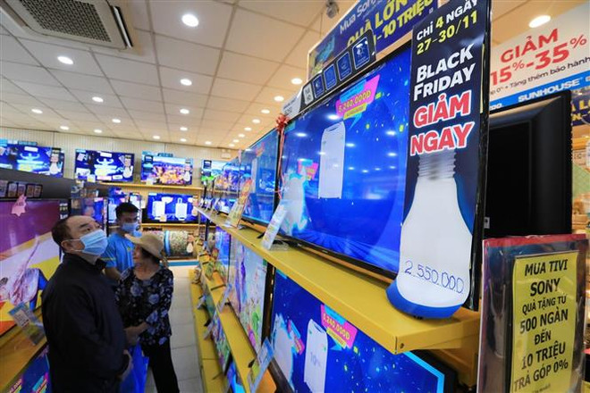 Trong dịp Black Friday, một số mặt hàng điện tử giảm giá mạnh để thu hút khách hàng. (Ảnh: Thành Đạt/TTXVN) Các trang web thương mại rộn ràng khuyến mãi trong ngày Black Friday ảnh 1