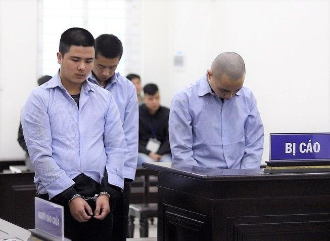 Ba bị cáo tại phiên tòa. (Nguồn: Plo.vn) Ba kẻ giết tài xế taxi rồi vứt xác xuống sông Hồng lĩnh án tử hình ảnh 1