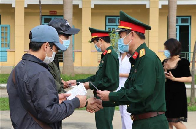 Lãnh đạo Bộ Chỉ huy quân sự tỉnh Hòa Bình trao giấy chứng nhận hoàn thành thời gian cách ly cho công dân. (Ảnh: Thanh Hải/TTXVN) Việt Nam ghi nhận 8 ca mắc mới COVID-19, được cách ly ngay ảnh 1