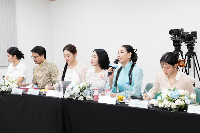 Hoa hậu Hà Kiều Anh thử thách thí sinh tại vòng sơ khảo. (Ảnh: CTV/Vietnam+) BAN GIÁM KHẢO.jpg