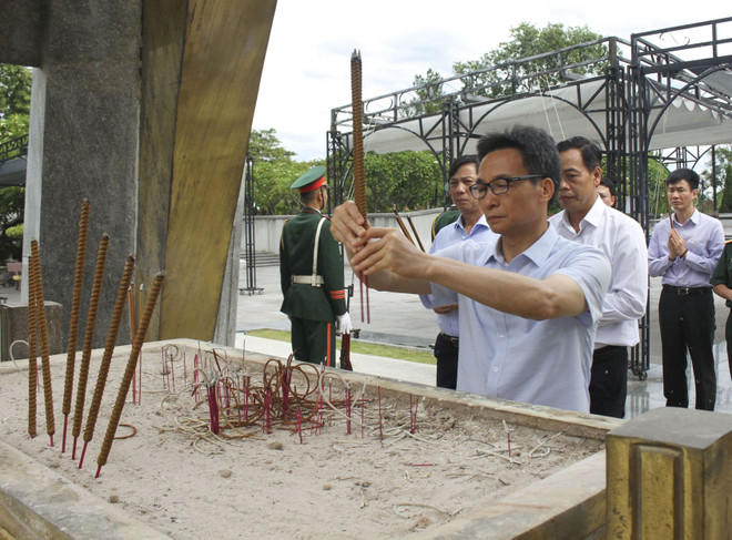 Phó Thủ tướng Vũ Đức Đam tri ân các Anh hùng liệt sỹ tại Quảng Trị ảnh 1