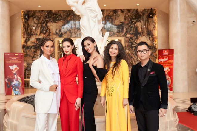 Miss Universe: Cuộc đối đầu gay cấn của các thiết kế dân tộc ảnh 2