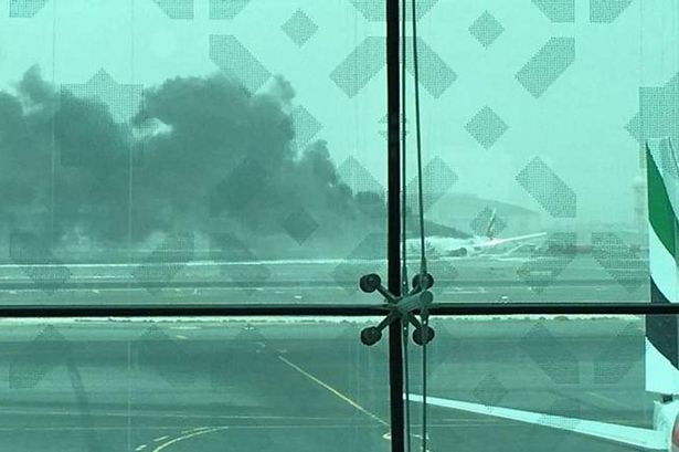 Máy bay của UAE hạ cánh khẩn cấp, có khói bốc lên ở đường băng ảnh 1