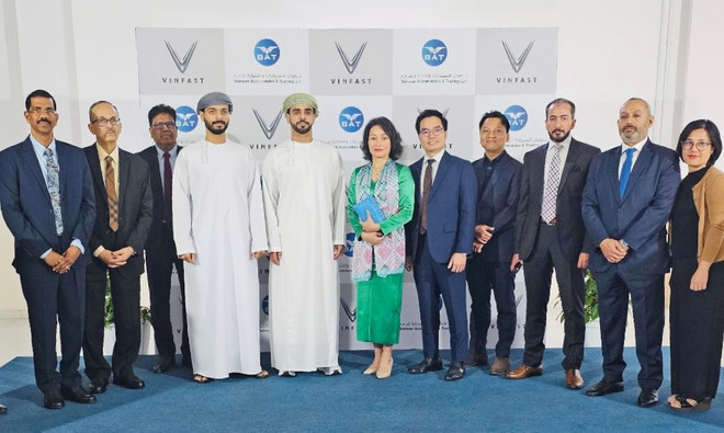 Representatives of VinFast and Bahwan Automobiles Trading at the signing ceremony (Photo: Bahwan Automobiles Trading)