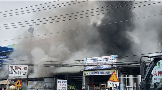 Đồng Nai: Cháy lớn tại cửa hàng phụ tùng ôtô, ngay gần cây xăng ảnh 1