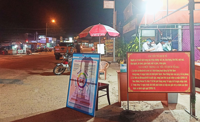 Bơi qua sông để tránh chốt kiểm dịch, 3 người bị phạt 15 triệu đồng ảnh 1