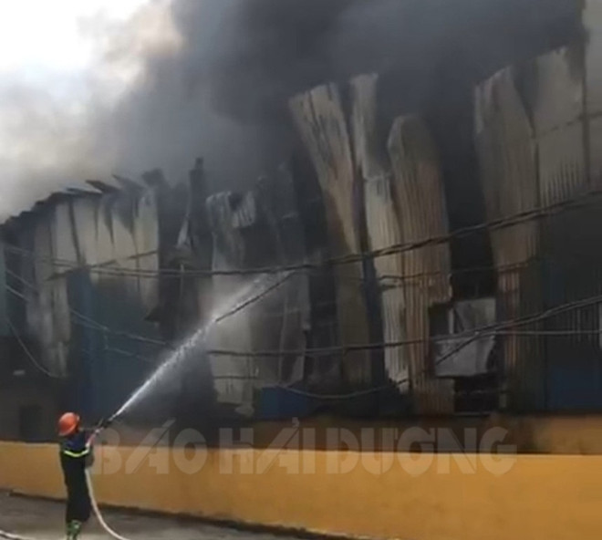 Hải Dương: Hỏa hoạn thiêu rụi khu nhà xưởng rộng khoảng 1.000m2 ảnh 1