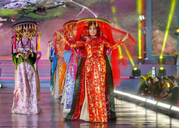 Các mẫu áo dài trong bộ sưu tập Gấm và em của nhà thiết kế Hương Queen tại Lễ hội Áo dài Du lịch Hà Nội 2022. (Ảnh: Tuấn Đức/TTXVN) “Khám phá nét son Hà Nội” tại Lễ hội Áo dài Du lịch Hà Nội 2023 ảnh 1