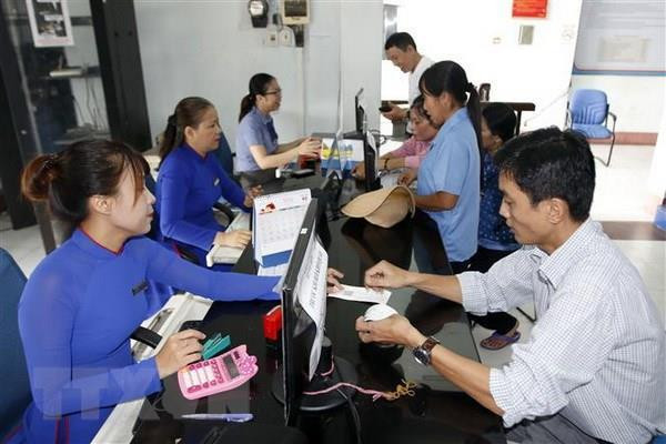 Hành khách mua vé tàu Tết tại Ga Sài Gòn. (Ảnh:Hoàng Hải/TTXVN) Ga Sài Gòn thông thoáng trong ngày đầu bán vé tàu Tết Nguyên Đán ảnh 1
