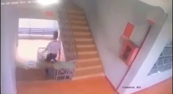 Đồng Nai: Một học sinh ngã tử vong do ngồi trượt lan can cầu thang ảnh 1