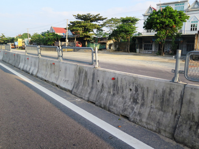 Nguy cơ tiềm ẩn từ việc tự ý tháo tấm chống lóa trên Quốc lộ 1A ảnh 1