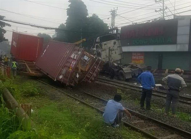 Băng qua đường ray, container bị tàu hỏa đâm trúng, tài xế mắc kẹt ảnh 1
