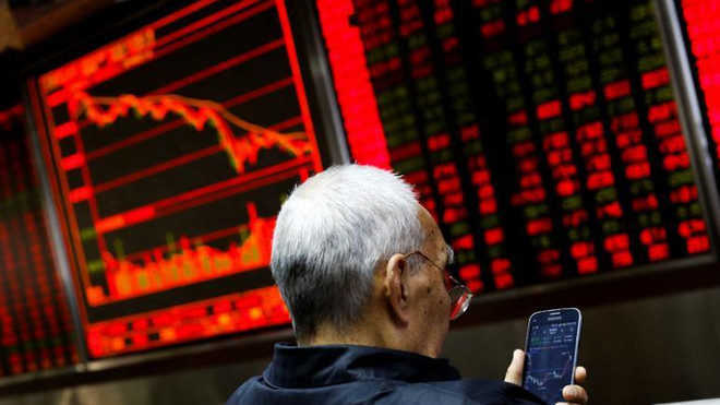 Một nhà đầu tư chứng khoán Trung Quốc. (Nguồn: Reuters) Chứng khoán châu Á trầm lắng do các thị trường lớn đóng cửa nghỉ lễ ảnh 1